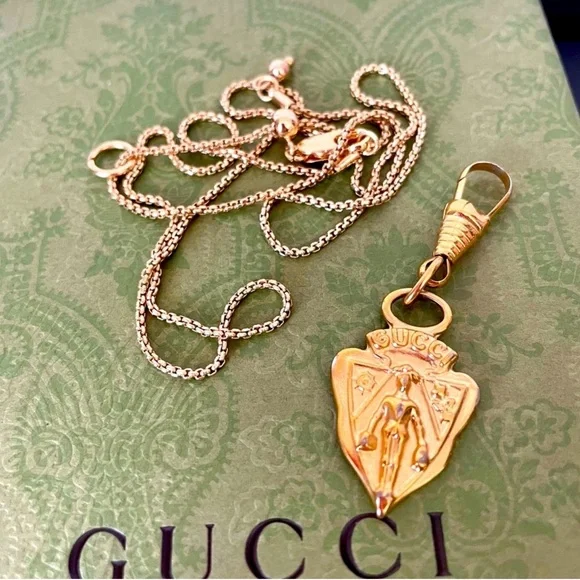 アクセサリー Gucci Old Crest Charm Necklace Gold Vintage Gucci Knight Crest on Necklace 2 – ReMinted Vintage